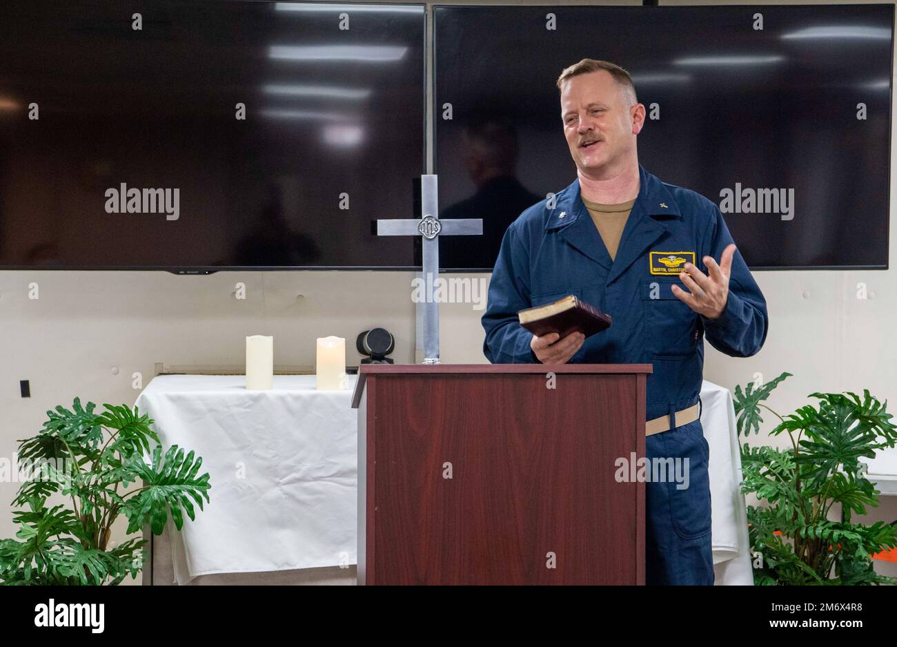 STATI UNITI Navy Chaplain CMdR. Christopher Martin, di Beaver Creek, Ohio, parla durante il Servizio Cristiano Contemporary a bordo della nave militare dell'ospedale Sealift Command USNS Mercy (T-AH 19) mentre è in corso per Pacific Partnership 2022. Ora, nel suo 17th° anno, Pacific Partnership è la più grande missione multinazionale annuale di assistenza umanitaria e di preparazione alle catastrofi condotta nell'Indo-Pacifico. Foto Stock