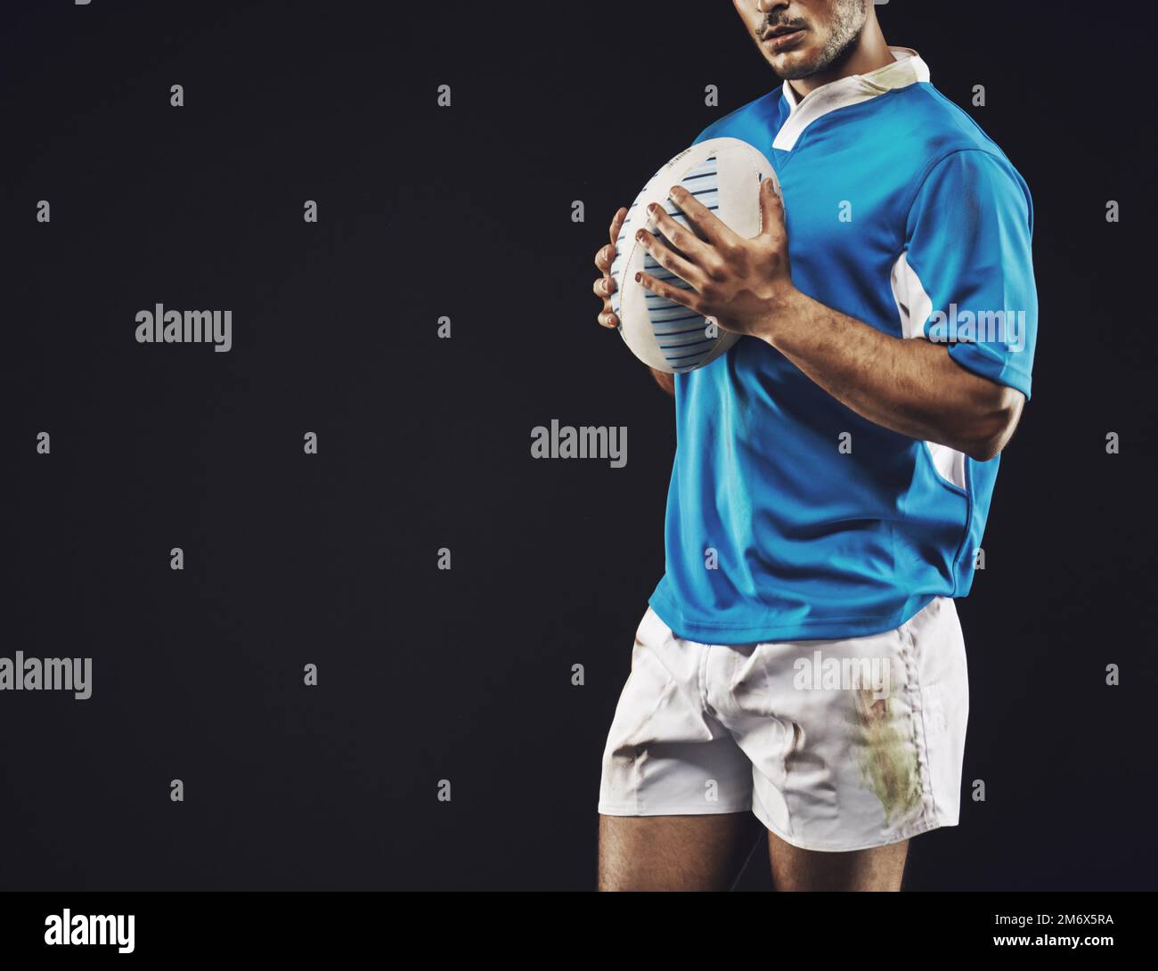 Vincere è tutto. Ripresa in studio di un giocatore di rugby su sfondo nero. Foto Stock