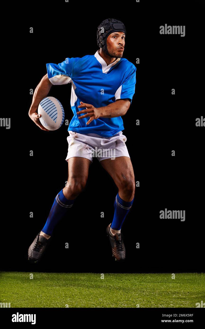Il rugby è un gioco da uomo. un giovane giocatore di rugby sul campo. Foto Stock