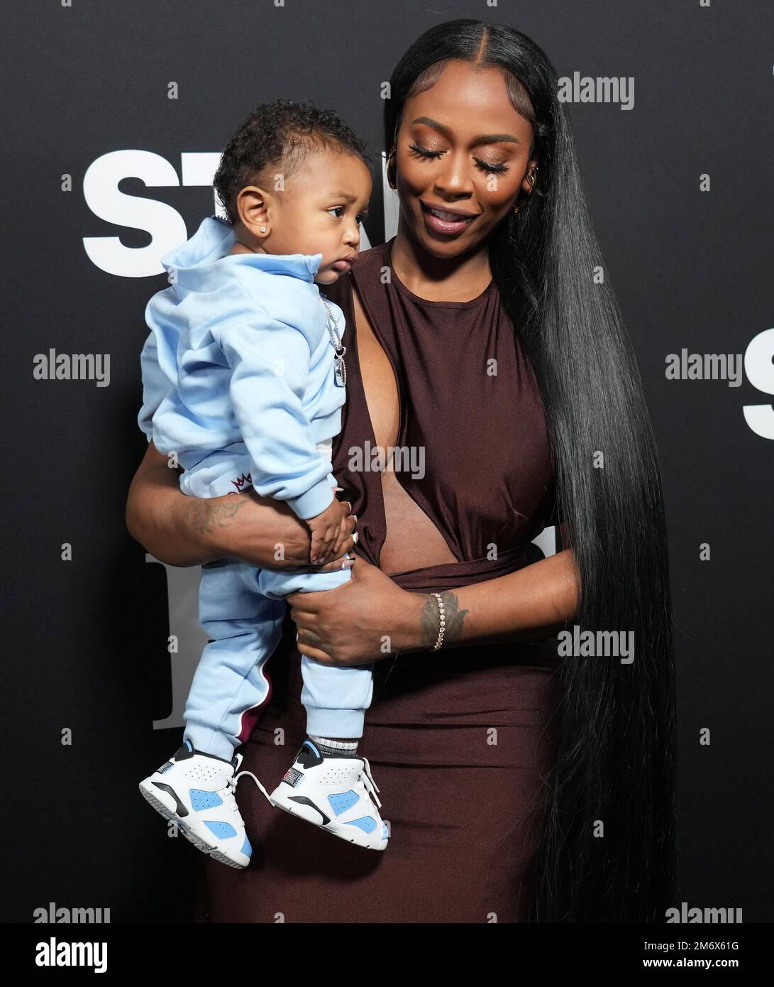 Los Angeles, Stati Uniti. 05th Jan, 2023. (R-L) Arkeisha 'Kash Doll' Knight and Son Kashton Prophet alla prima stagione 2 di Starz 'BMF' tenutasi al TCL Chinese Theatre di Hollywood, CA giovedì 5 gennaio 2023. (Foto di Sthanlee B. Mirador/Sipa USA) Credit: Sipa USA/Alamy Live News Foto Stock