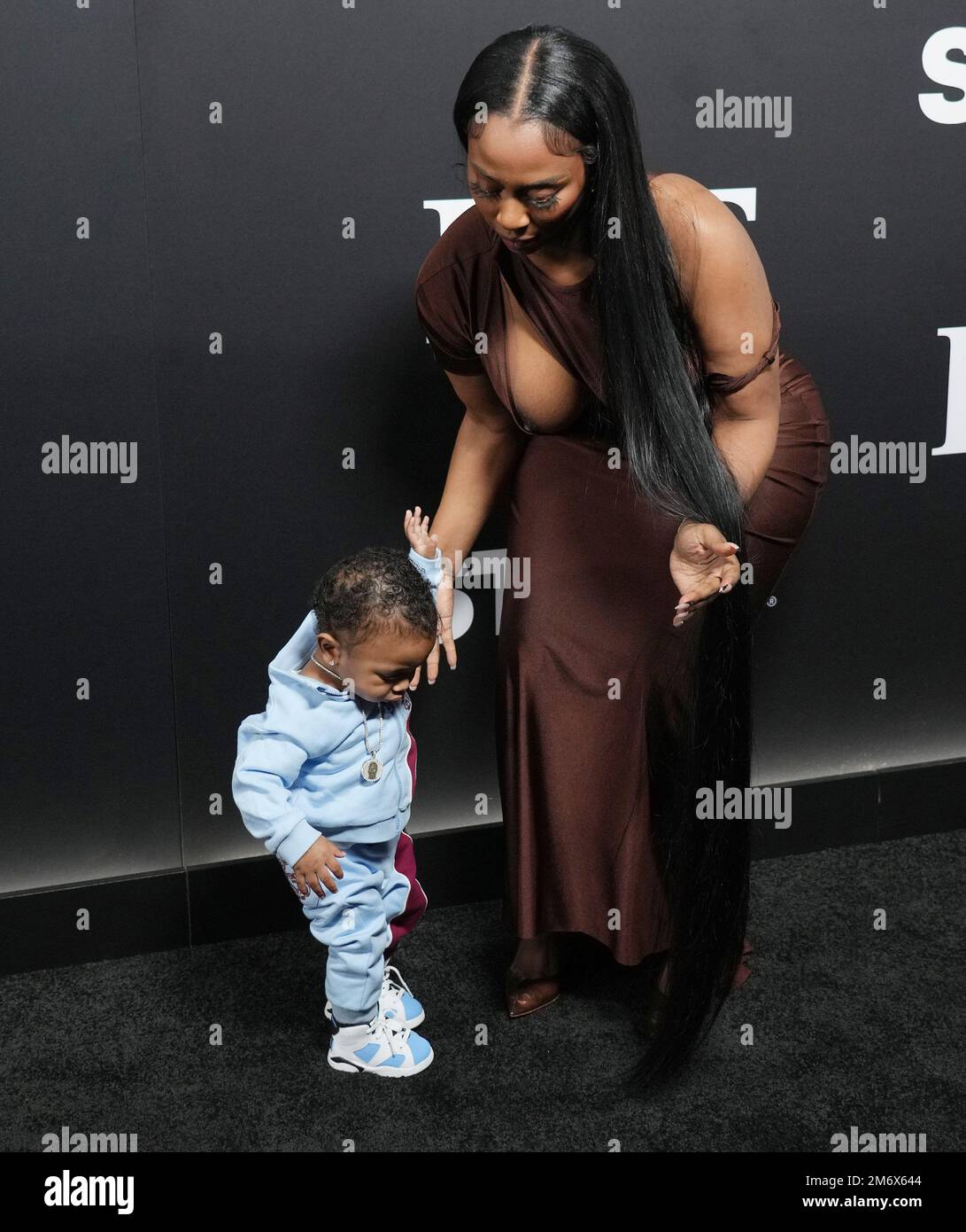 Los Angeles, Stati Uniti. 05th Jan, 2023. (R-L) Arkeisha 'Kash Doll' Knight and Son Kashton Prophet alla prima stagione 2 di Starz 'BMF' tenutasi al TCL Chinese Theatre di Hollywood, CA giovedì 5 gennaio 2023. (Foto di Sthanlee B. Mirador/Sipa USA) Credit: Sipa USA/Alamy Live News Foto Stock