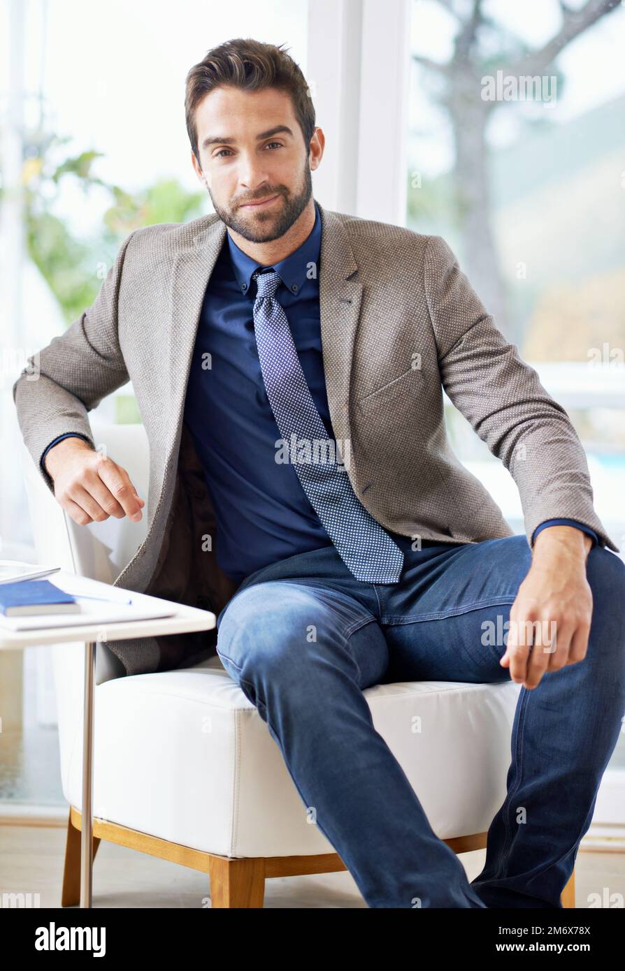 Permettetemi di darvi la mia proposta commerciale. un uomo d'affari in ufficio. Foto Stock