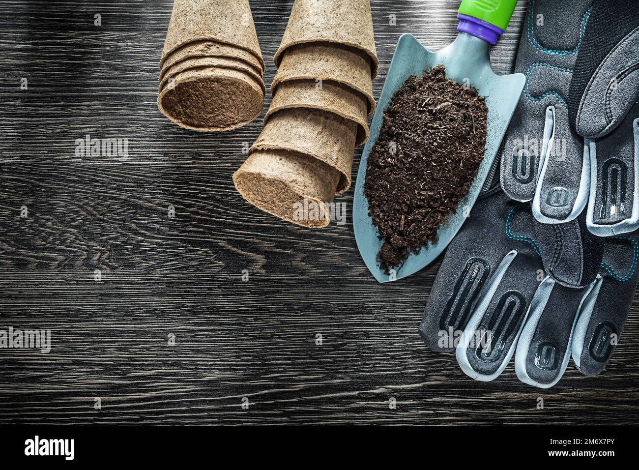 Agricoltura mani spade suolo pentole di torba guanti di sicurezza. Foto Stock