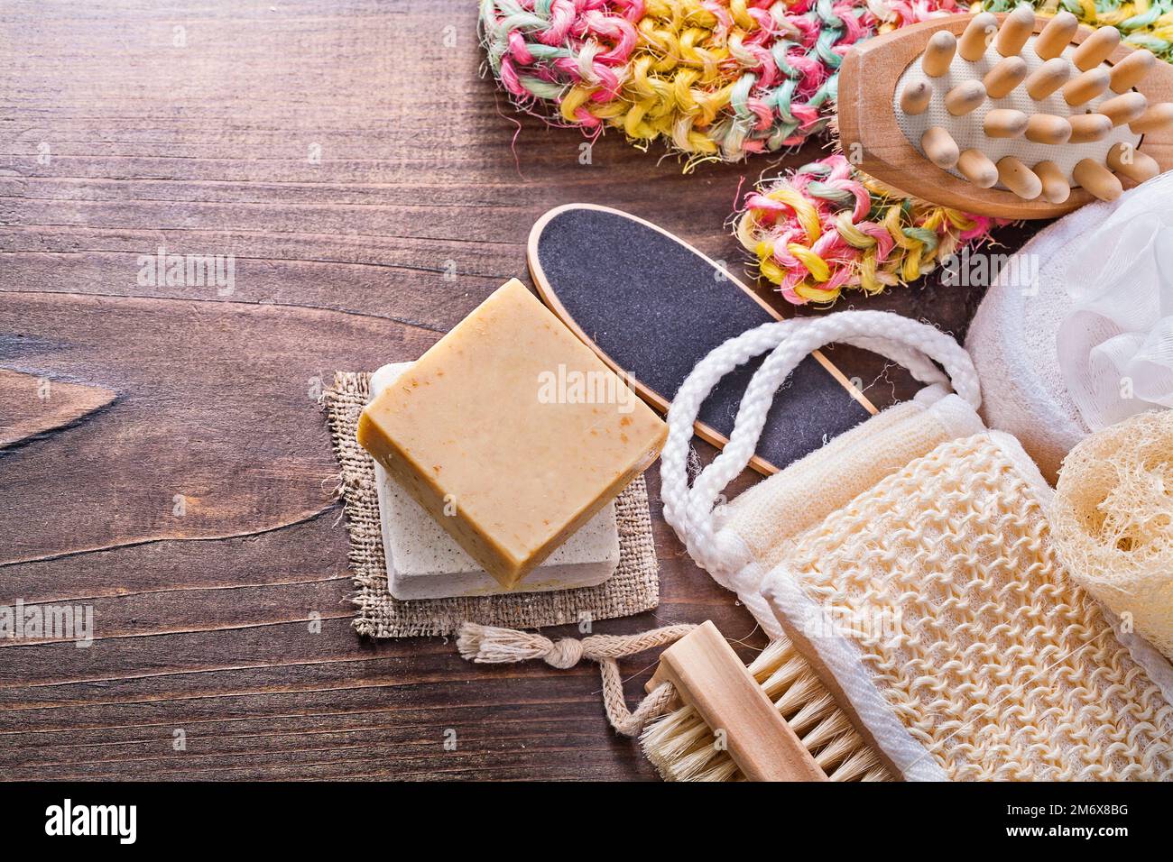 grande set di accessori bagno bar sapone wisp massaggiatore loofah nailbrush su legno d'epoca con piccolo copyspace Foto Stock