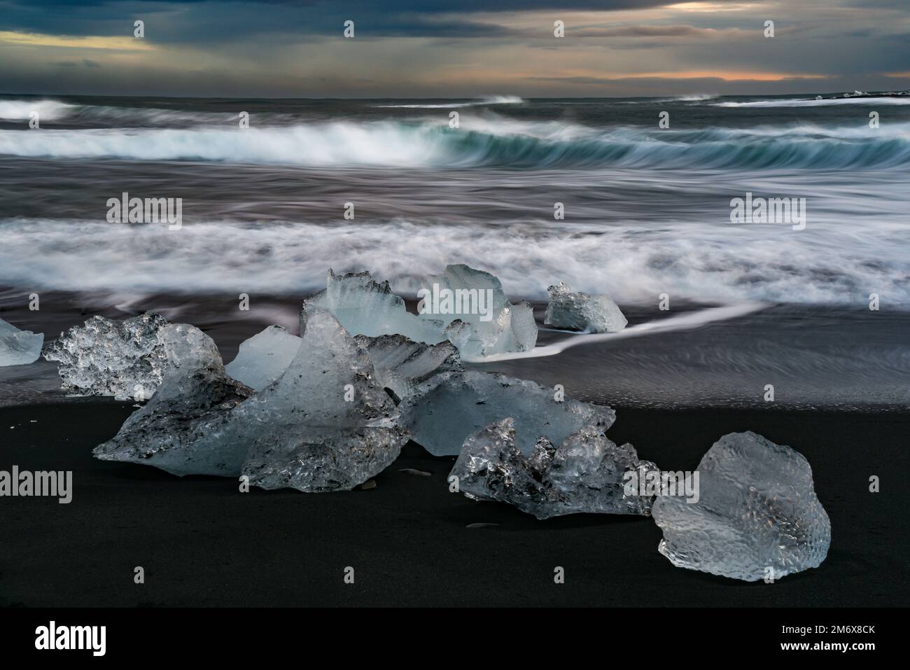Grandi pezzi di ghiaccio sul mare nell'oceano Atlantico. Riscaldamento globale . Islanda Foto Stock