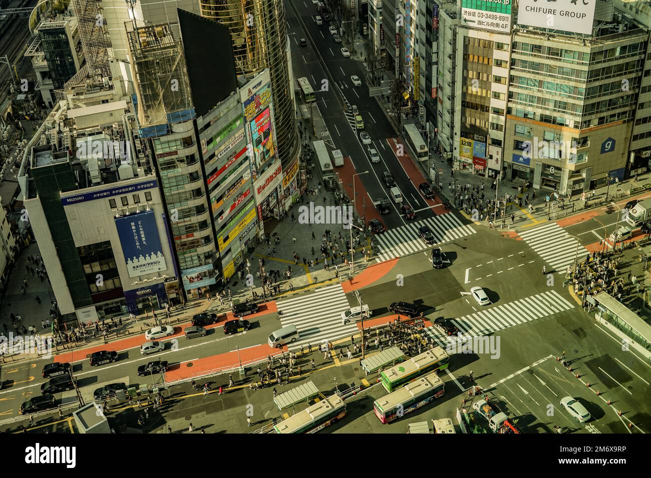 Il paesaggio cittadino di fronte alla Stazione di Shibuya Foto Stock