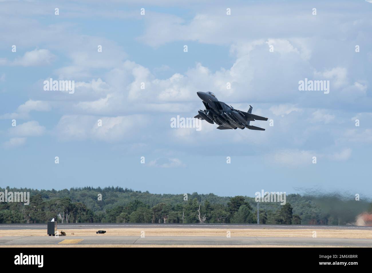 NEGLI STATI UNITI Air Force F-15E Strike Eagle decade da Royal Air Force Lakenheath, Inghilterra, in rotta per la base aerea di Łask, Polonia, per sostenere gli sforzi di protezione aerea della NATO, 5 agosto 2022. La protezione aerea consente all'alleanza NATO di scoraggiare e mitigare qualsiasi potenziale minaccia aerea e missilistica per il territorio NATO lungo il fianco orientale. Foto Stock