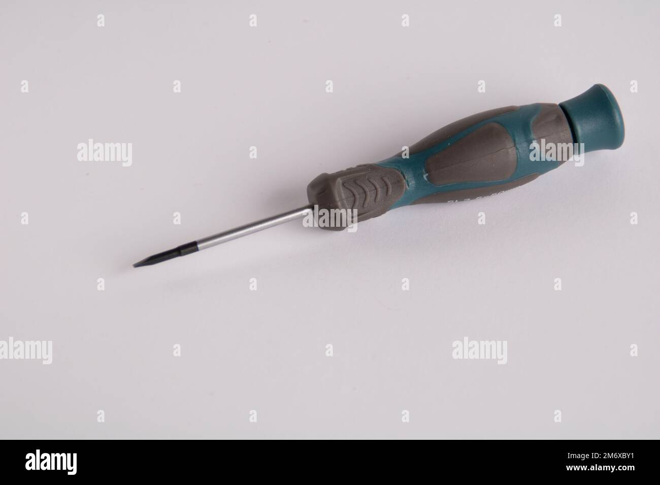 foto di un utensile di lavoro con impugnatura in gomma su sfondo bianco Foto Stock