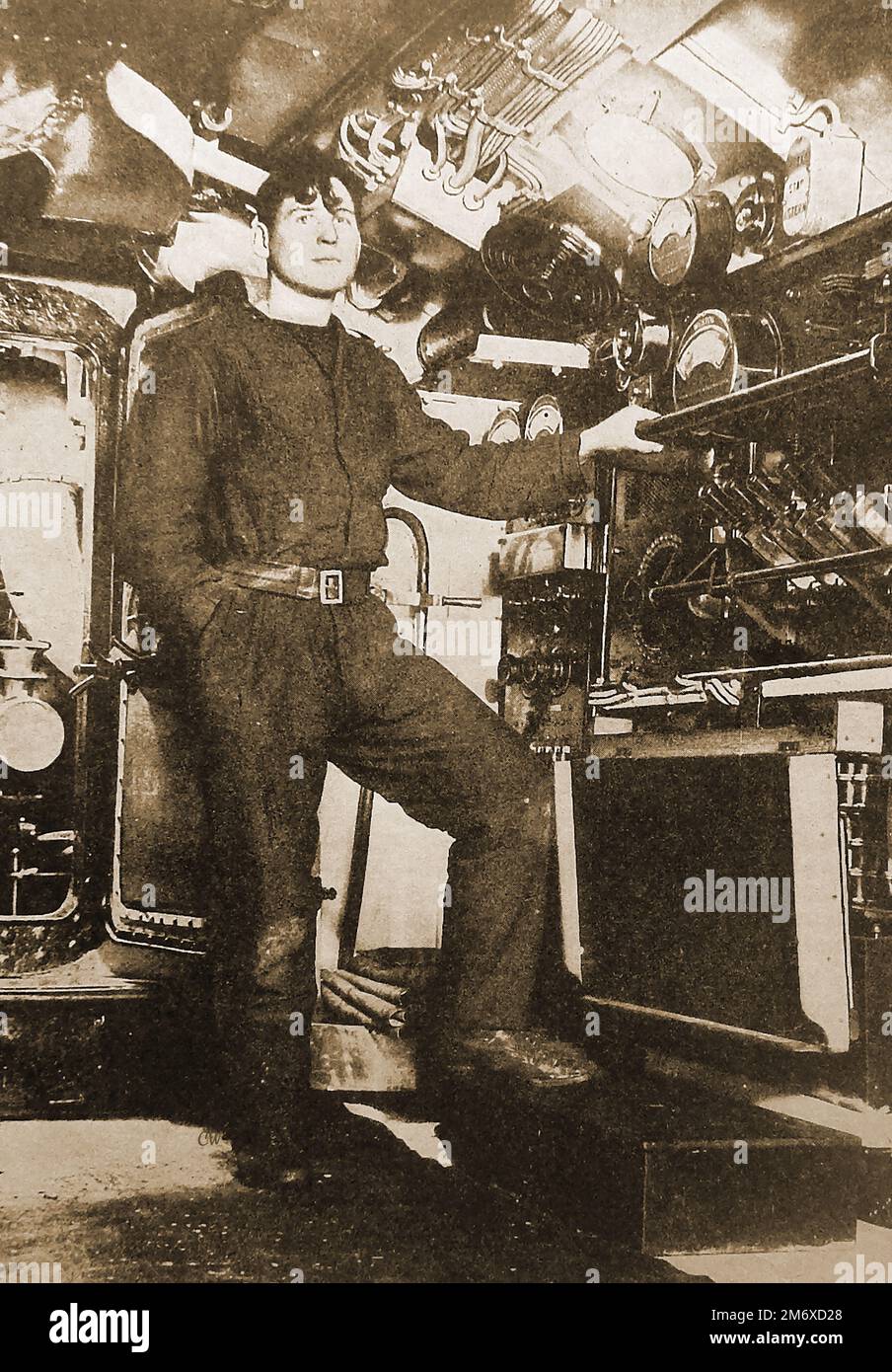 Una fotografia del 1930 di un ingegnere britannico nella sala di controllo di un sommergibile. Foto Stock