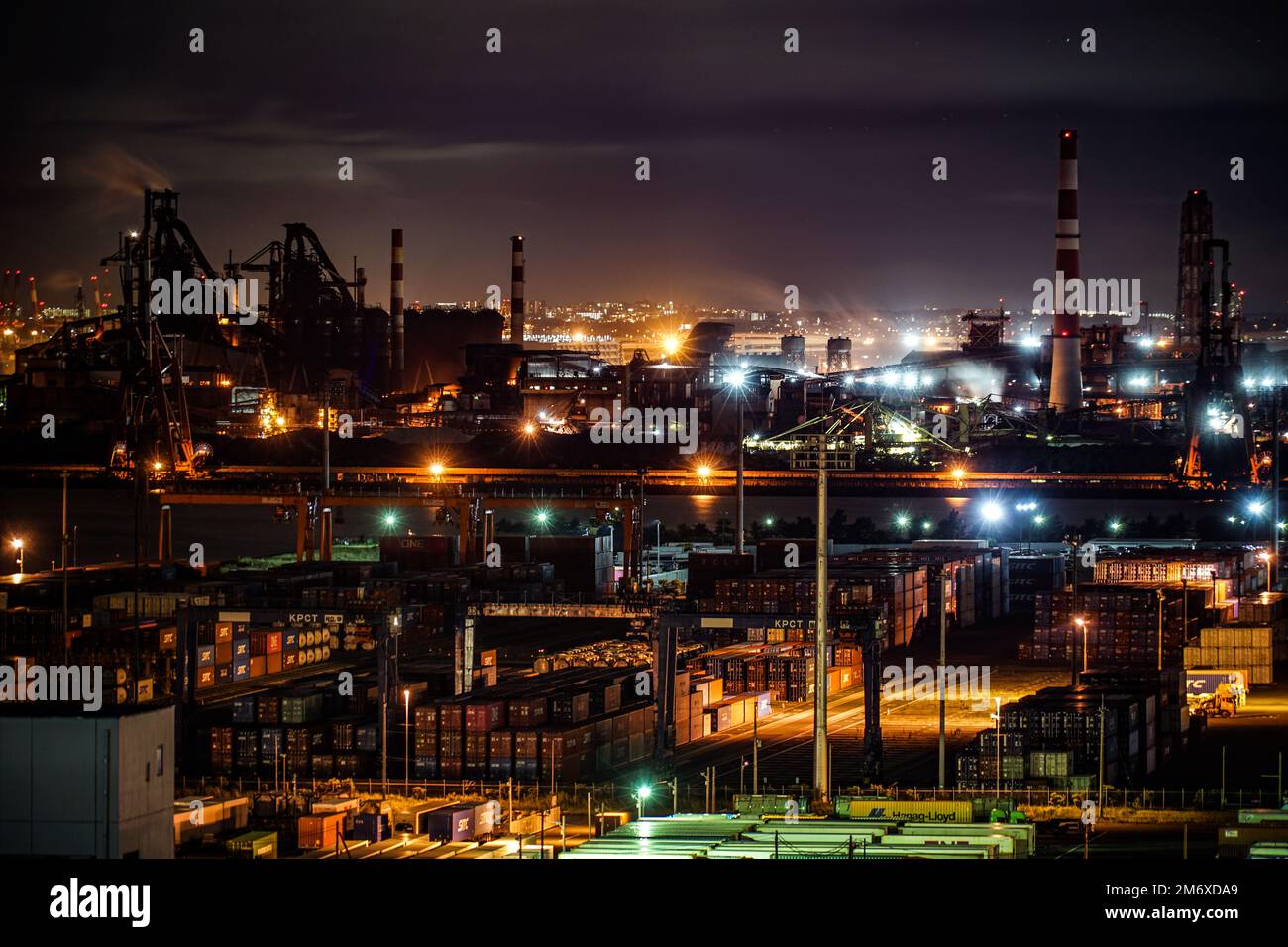 Vista notturna dello stabilimento della regione di Keihin (presa da Kawasaki Marien) Foto Stock