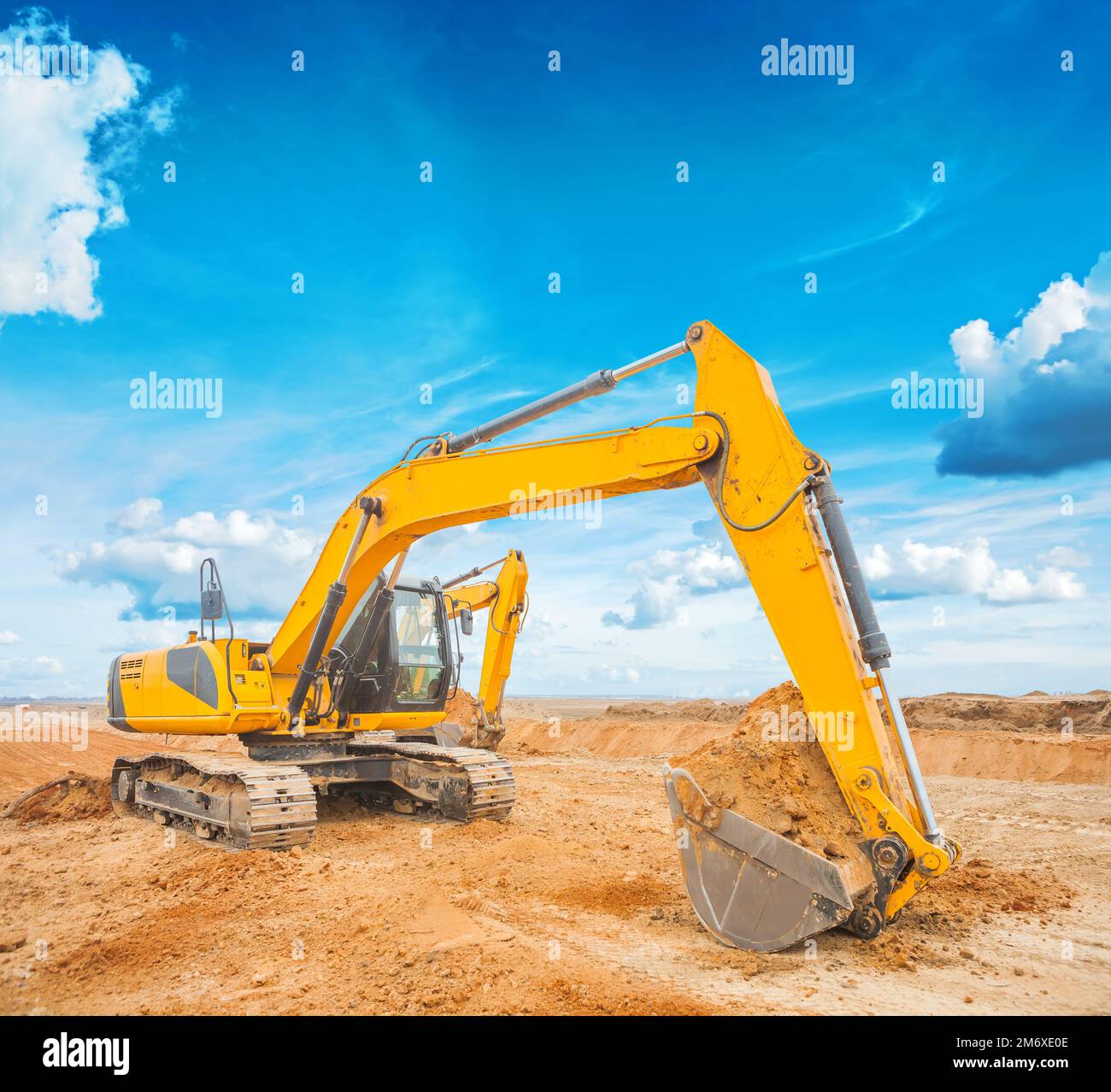 eskavator su cantiere e cielo sfondo Foto Stock