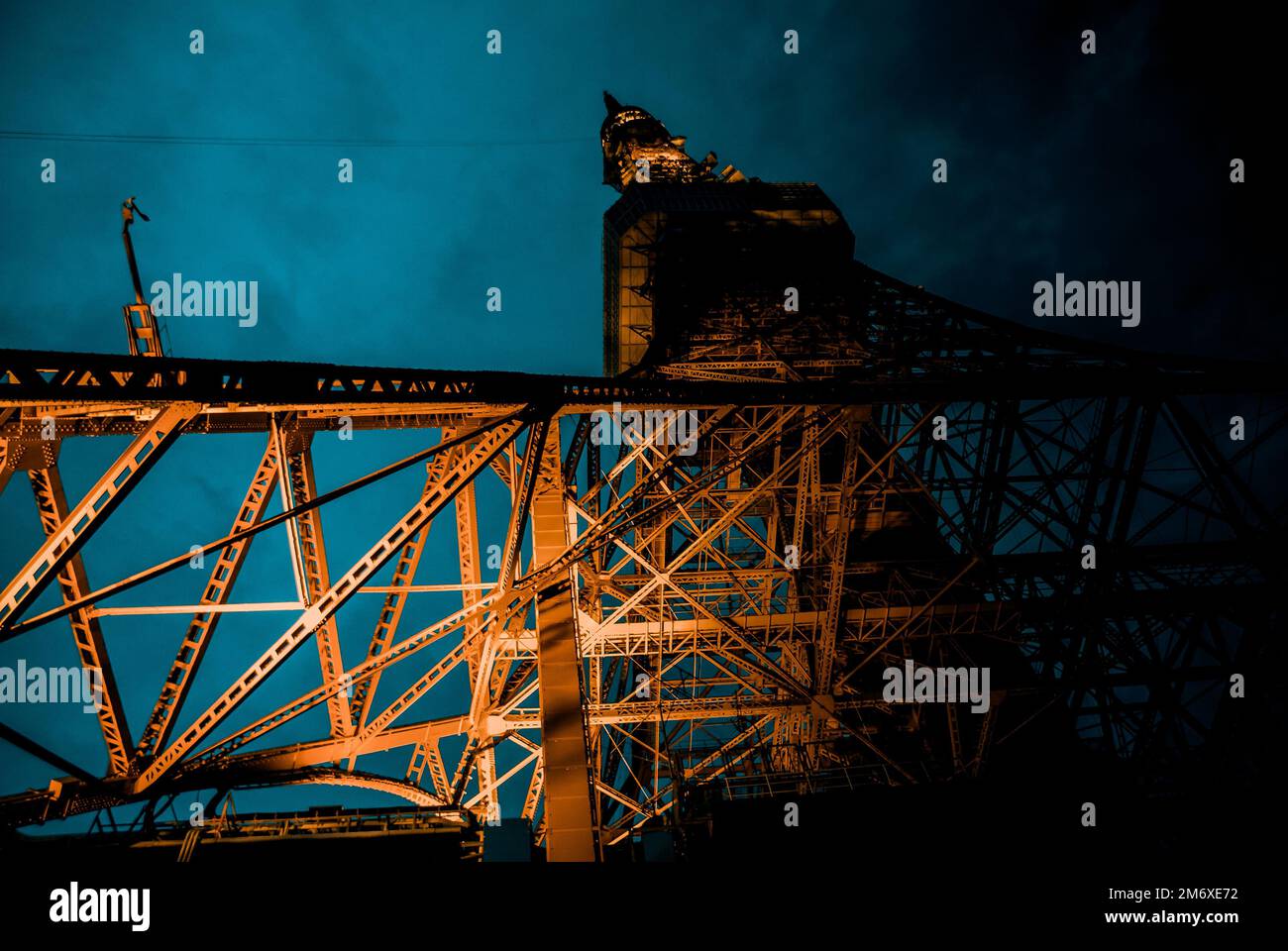 Vista notturna sulla Tokyo Tower illuminata Foto Stock