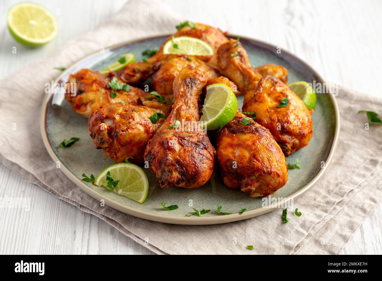 Pollo alla griglia fatto in casa con lime su un piatto, vista laterale. Foto Stock