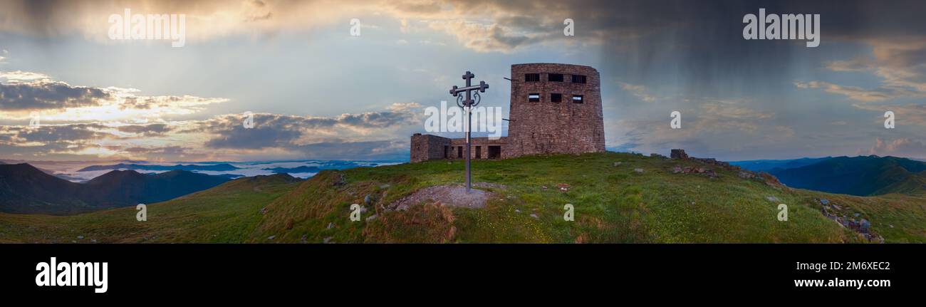 Estate alba osservatorio rovine vista panoramica sulla cima di PIP Ivan montagna con cristianesimo croce vicino (Chornogora Ridge, Carpazi Foto Stock