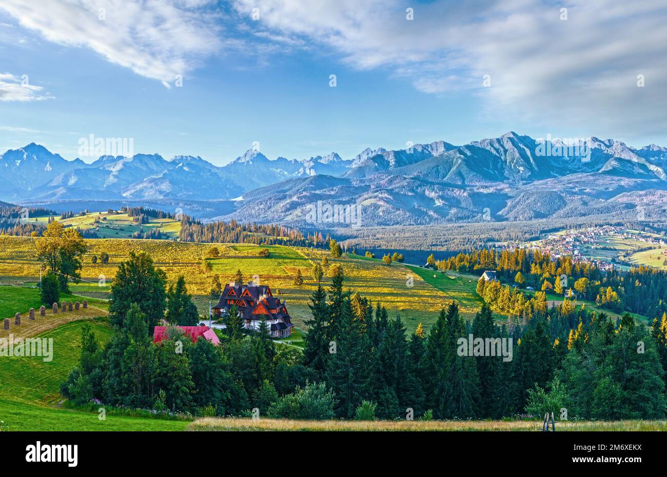 Estate villaggio montano di periferia e monti Tatra dietro (Gliczarow Dolny in valle, Polonia) Foto Stock