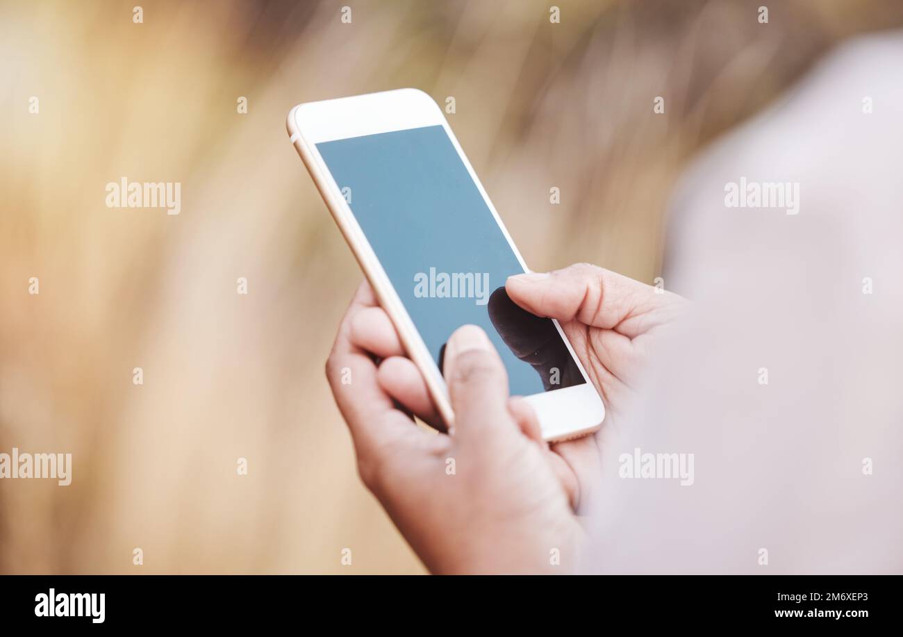 Smartphone, mani e beffe con tecnologia e comunicazione, chat online o e-mail con i social media. Contatto, connessione e app mobile con il telefono Foto Stock