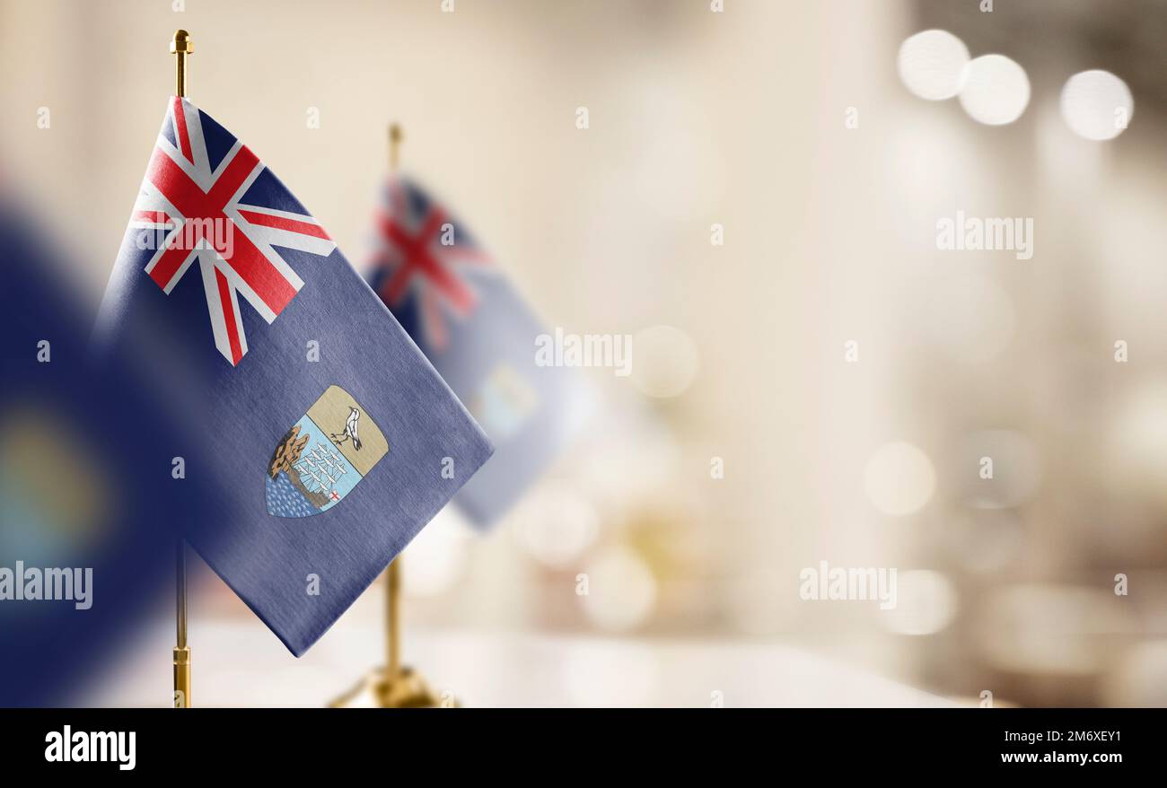 Piccole bandiere della Sant'Elena su uno sfondo astratto e sfocato. Foto Stock