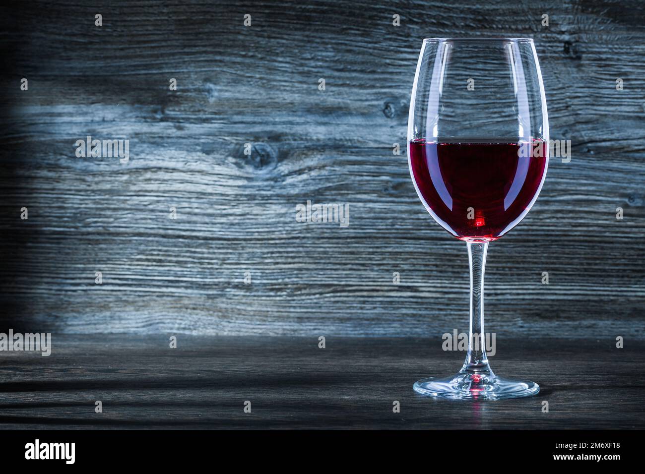 bicchiere con vino rosso in legno di poppio vista ravvicinata Foto Stock