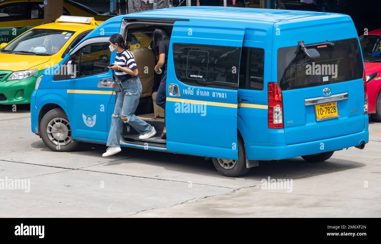 SAMUT PRAKAN, THAILANDIA, 10 2022 ottobre, le persone escono dal minivan, un tradizionale trasporto pubblico in Thailandia Foto Stock