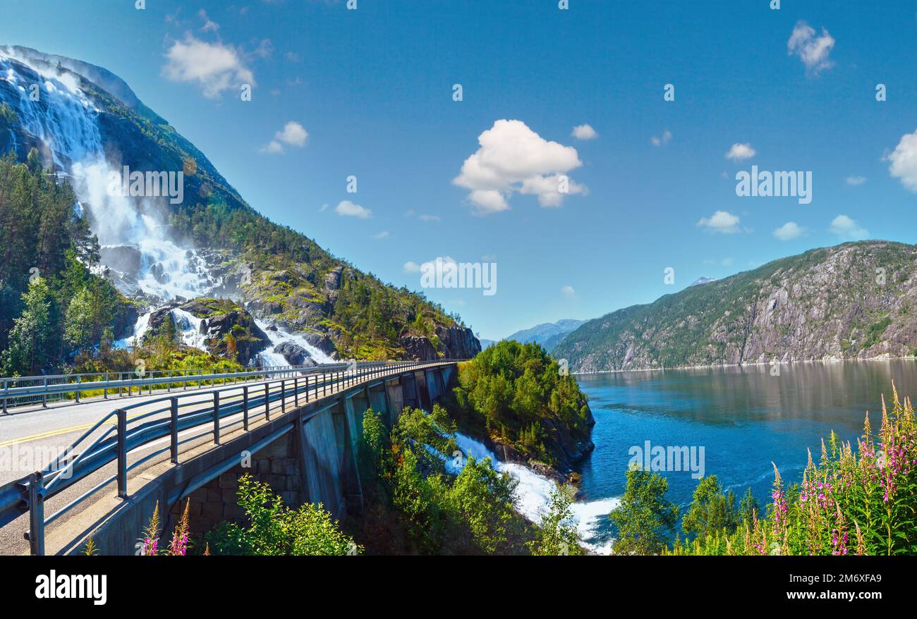 Estate mountain Langfossen cascata sul pendio (Etne, Norvegia). Foto Stock