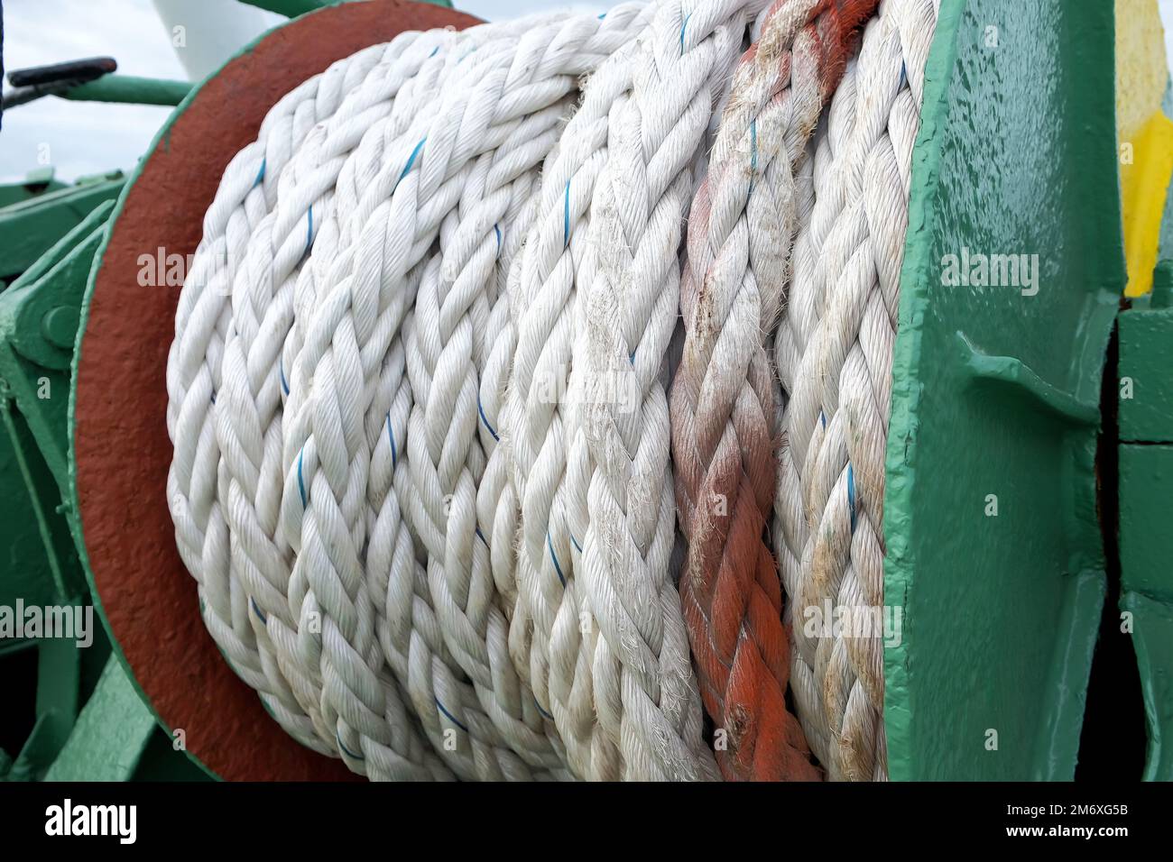 Funi per gru di ormeggio su tamburi per imbarcazioni marine. Meccanismo di ormeggio del ponte davanti alla cisterna. Foto Stock