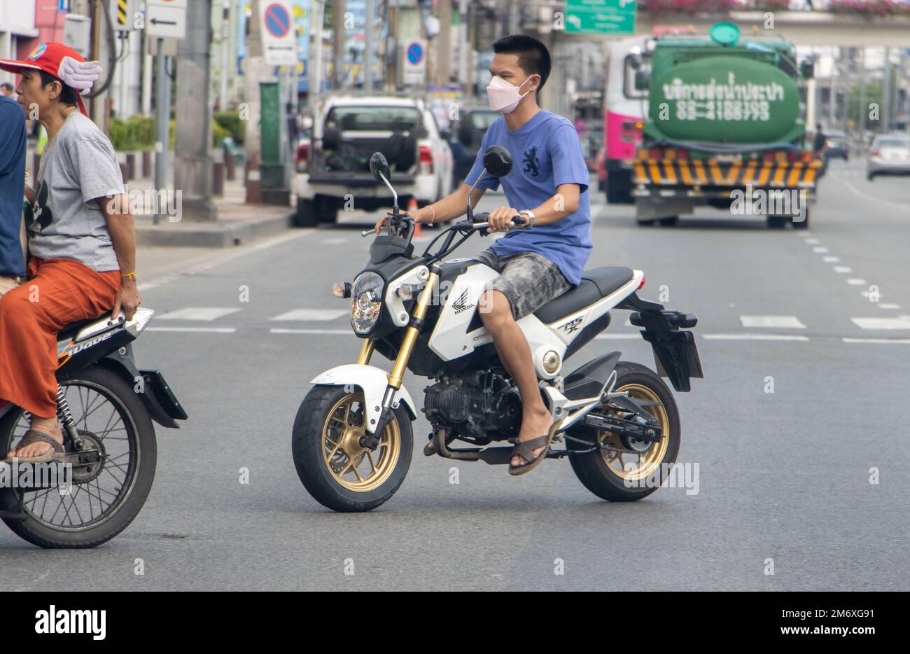 SAMUT PRAKAN, THAILANDIA, DEC 06 2022, motociclisti stanno attraversando l'incrocio Foto Stock