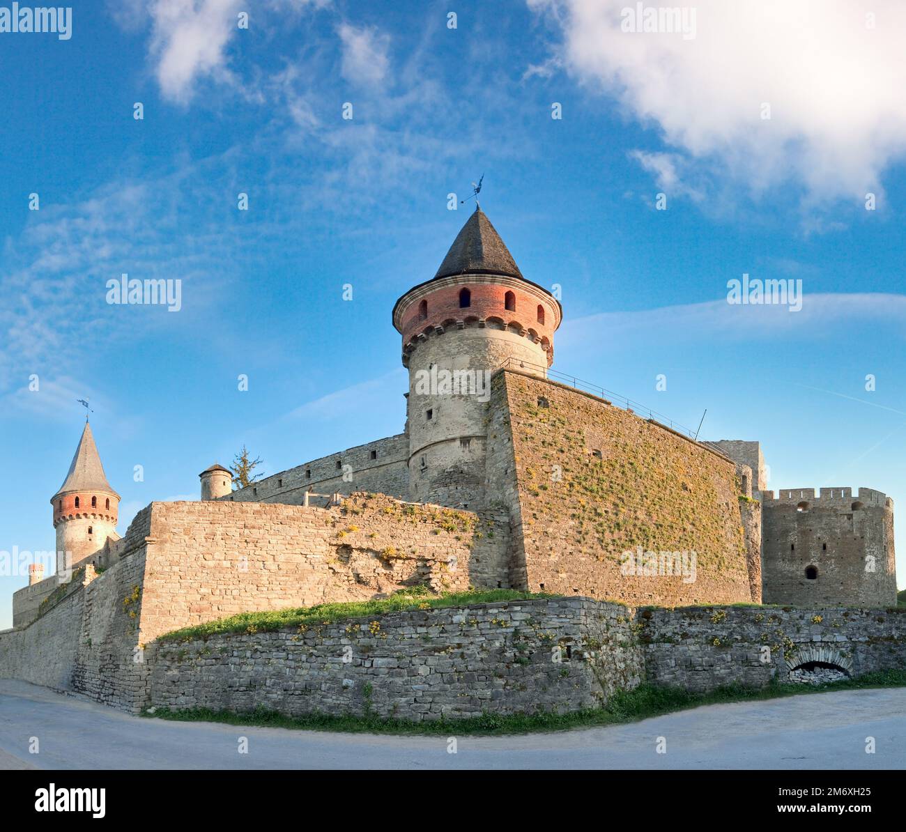 Il castello di Kamianets-Podilskyi (Khmelnytskyi Oblast, Ucraina) è un antico castello polacco che è una delle sette meraviglie dell'Ucraina. Foto Stock