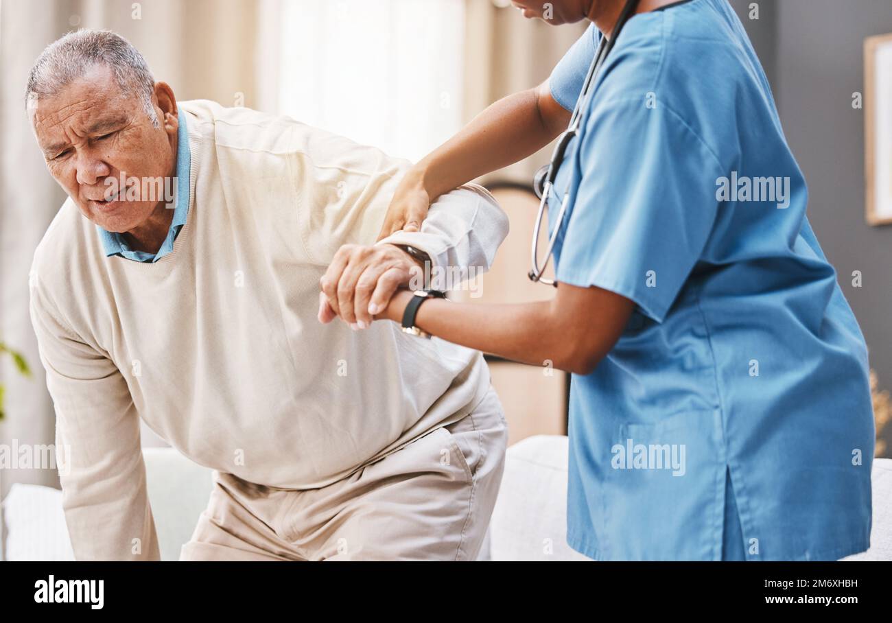 Uomo anziano, infermiera e imparare a camminare, fisioterapia e aiuto per l'equilibrio nel salotto domestico. Fisioterapista, paziente anziano e riabilitazione Foto Stock