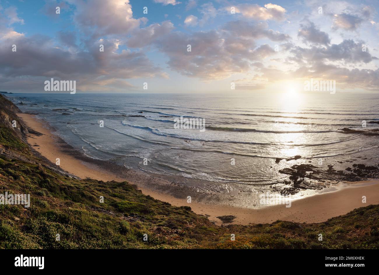 Serata estiva vista oceano sulla Spiaggia Carriagem a bassa marea (Aljezur, Algarve, Portogallo). Foto Stock