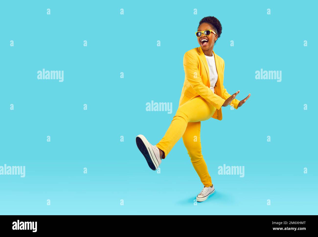 Donna afroamericana allegra, divertente ed energica che balla in studio. Foto Stock