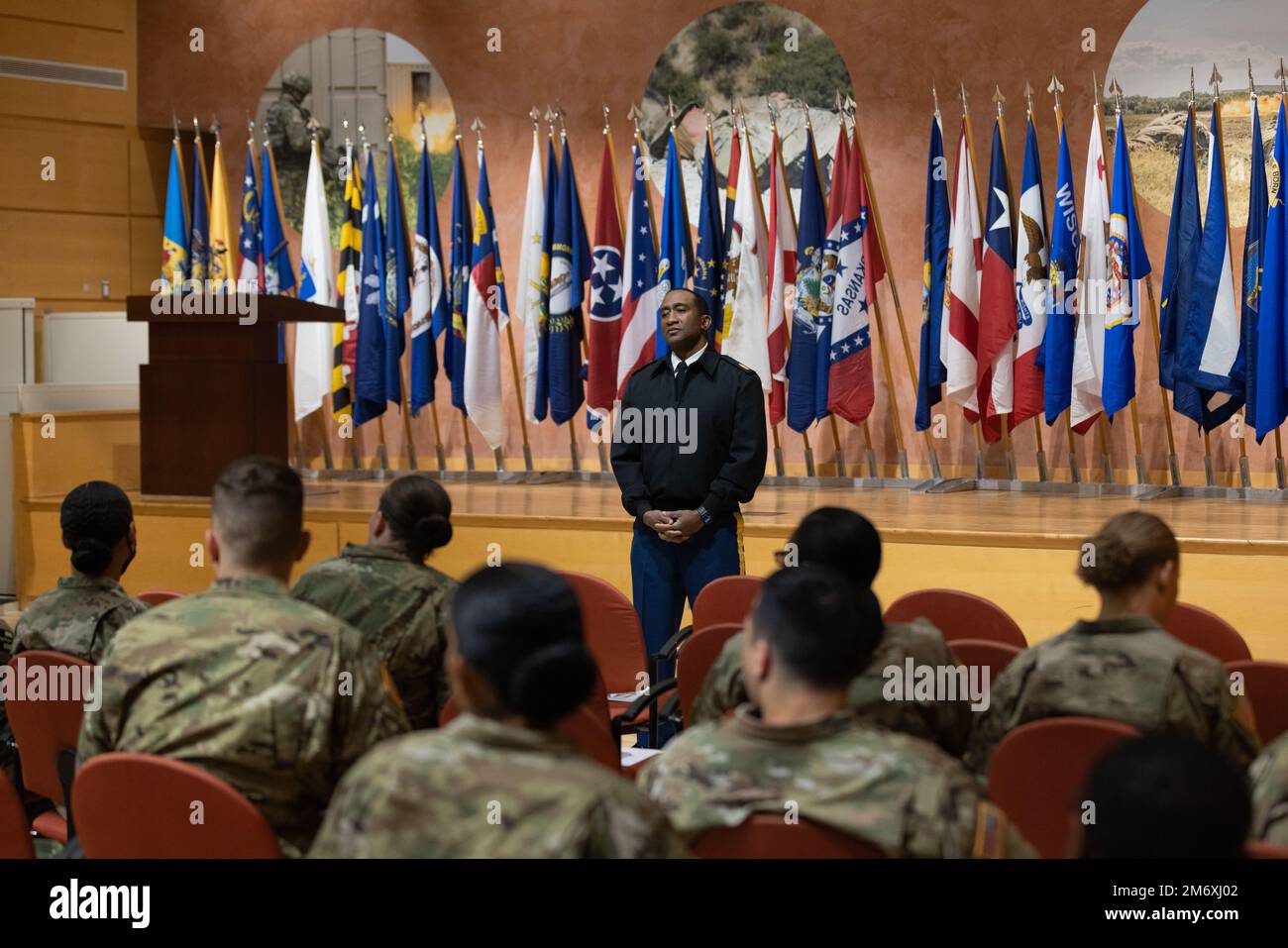 Comando Sgt. Major (CSM) Diamond Hough, CSM U. S. Army Medical Command parla ai soldati arruolati, durante una visita al Walter Reed Army Institute of Research, 10 maggio 2022. Durante la sua visita Hough ha riconosciuto diversi membri del team WRAIR per i loro risultati. Foto Stock