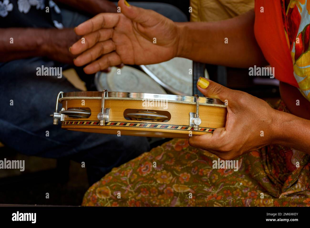 Mani percussioniste che giocano a tamburello durante il carnevale brasiliano Foto Stock