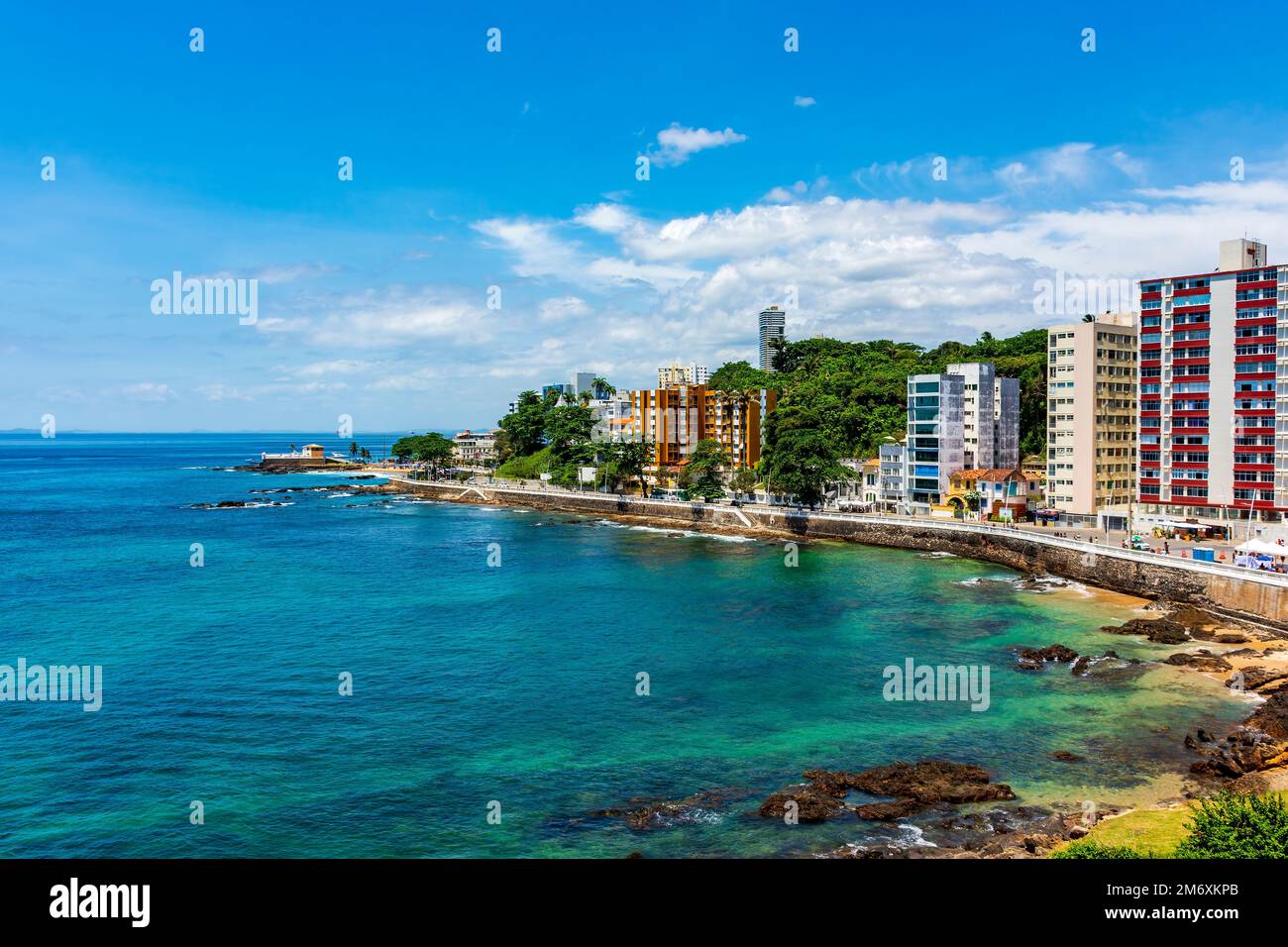 Lungomare della città di Salvador a Bahia con barra spiaggia Foto Stock