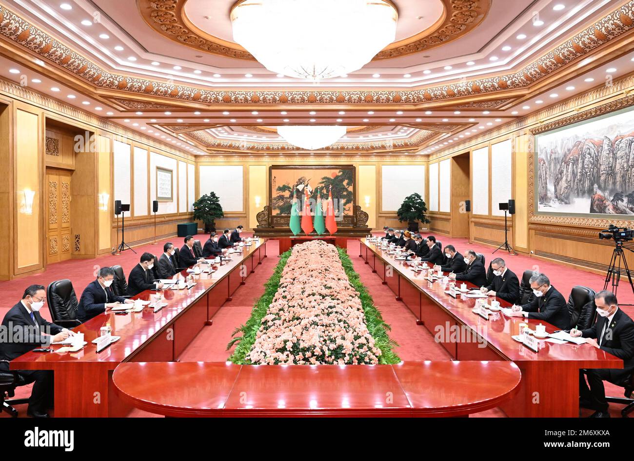 Pechino, Cina. 6th Jan, 2023. Il presidente cinese Xi Jinping tiene colloqui con il presidente turkmeno in visita Serdar Berdimuhamedov presso la Sala Grande del Popolo di Pechino, capitale della Cina, il 6 gennaio 2023. Credit: Shen Hong/Xinhua/Alamy Live News Foto Stock