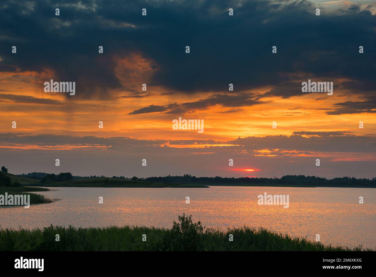 Paesaggio sereno con un lago in serata Foto Stock