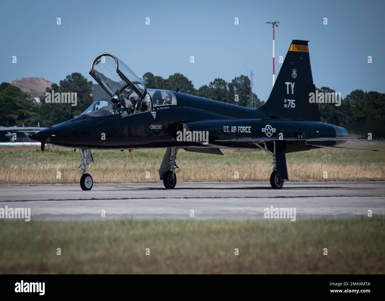 NEGLI STATI UNITI Taxi pilota dell'aeronautica un talone T-38 assegnato al 2nd Fighter Training Squadron, Tyndall Air Force base, Florida, durante l'esercizio Sentry Savannah 22-1 presso l'Air Dominance Center di Savannah, Georgia, 9 maggio 2022. Sentry Savannah è il primo esercizio contro-aereo della Guardia Nazionale aerea, che comprende 10 unità di aerei da combattimento di quarta e quinta generazione, che testa le capacità dei combattenti in un ambiente simulato vicino ai pari e allena la prossima generazione di piloti da combattimento per la lotta di domani. Foto Stock