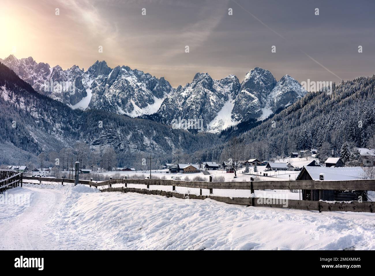 Bel paesaggio invernale innevato con i monti Dachstein a Gosau . Foto Stock