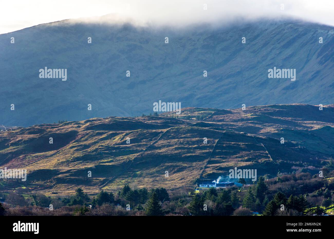 Isolato collina casa colonica che brucia il prato per il fuoco, Contea di Donegal, Irlanda Foto Stock