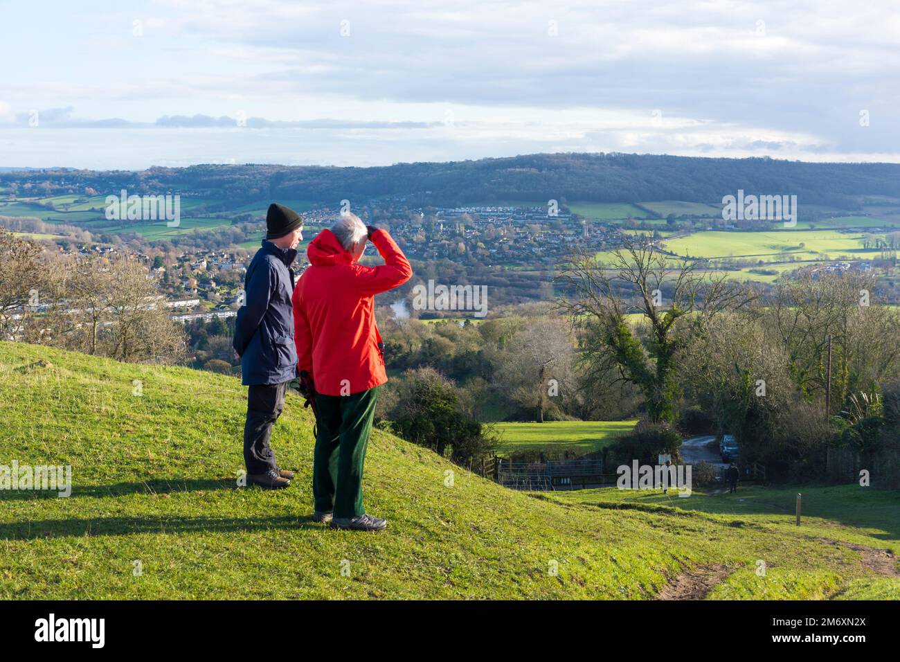 Gli escursionisti guardano fuori dalla cima di Little Solsbury Hill, Batheaston, Somerset, Regno Unito Foto Stock