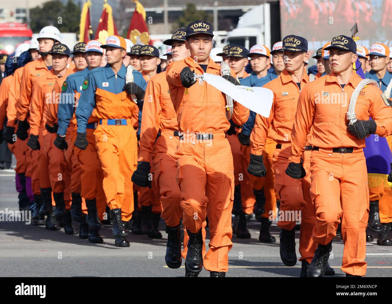 Tokyo, Giappone. 6th Jan, 2023. I soccorritori giapponesi si sono recati a Tokyo venerdì 6 gennaio 2023 in occasione di una revisione annuale dei vigili del fuoco. Circa 2.500 persone e 99 veicoli hanno partecipato all'evento di Capodanno. Credit: Yoshio Tsunoda/AFLO/Alamy Live News Foto Stock