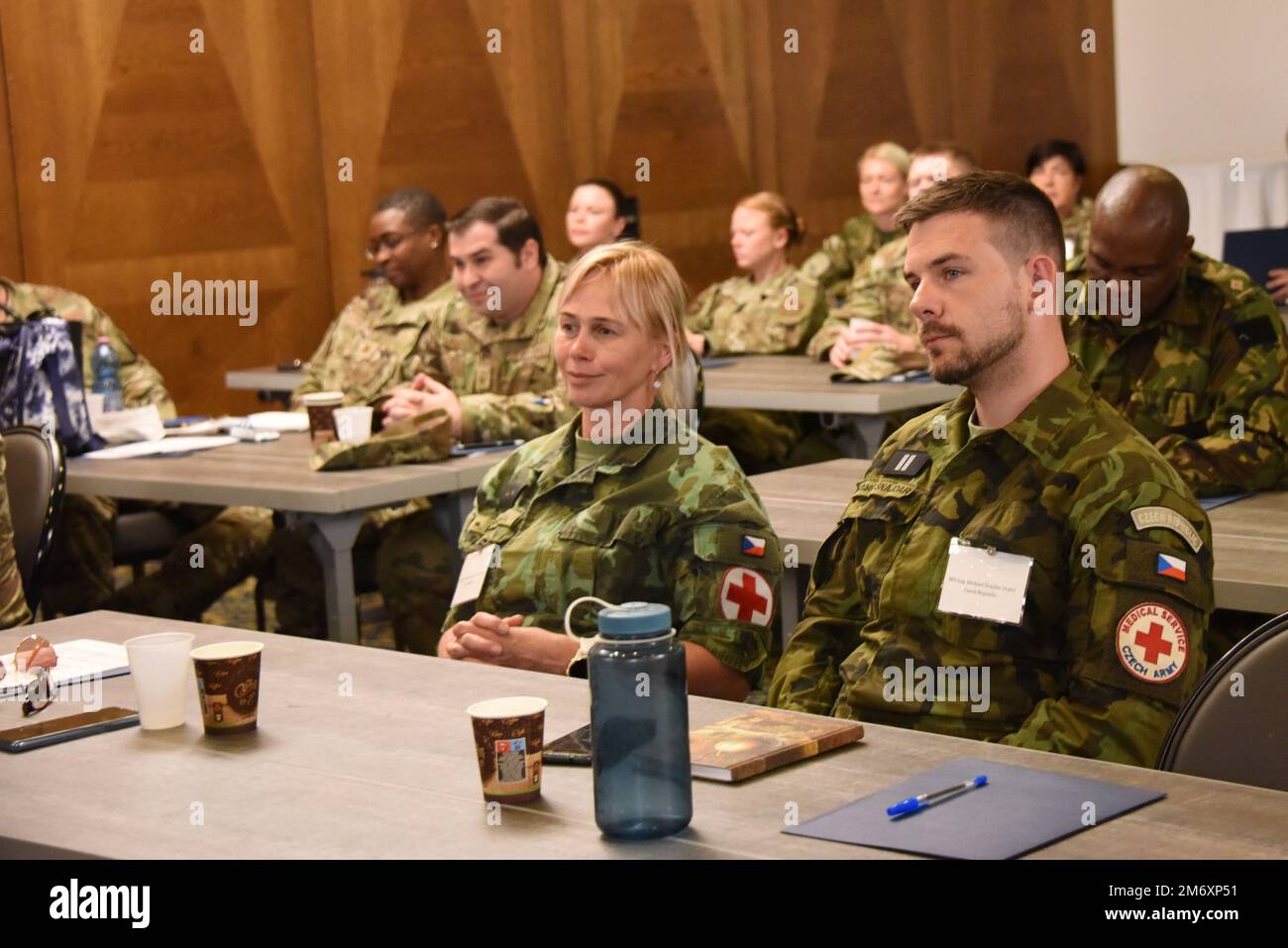 Gli airmen, i soldati e i delegati stranieri del Botswana, della Repubblica Ceca, della Macedonia del Nord, della Romania e della Slovenia ascoltano un discorso sulla “forza attraverso la resilienza” durante gli Stati Uniti Forze aeree in Europa - le forze aeree la conferenza sullo scambio militare di infermieri europeo-africano alla base aerea di Ramstein, Germania, 9 maggio 2022. L'EAMNE mira alla formazione di partnership e promuove una cultura di condivisione tra partner e alleati. Foto Stock