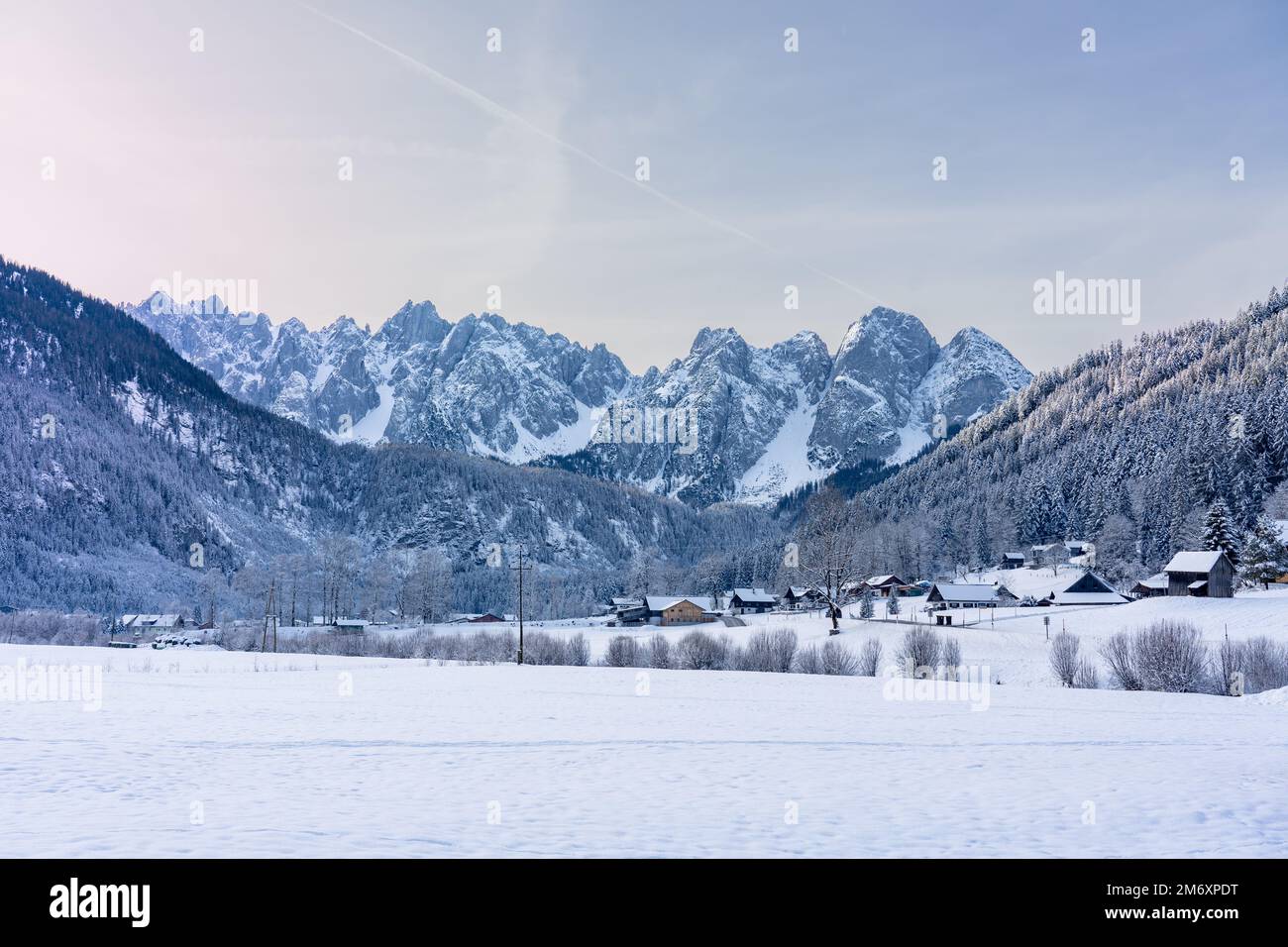 Bel paesaggio invernale innevato con i monti Dachstein a Gosau . Foto Stock