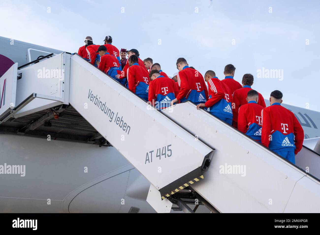 Monaco, Germania. 06th Jan, 2023. Calcio, Bundesliga, FC Bayern Monaco, campo di allenamento: I giocatori della squadra tedesca della Bundesliga FC Bayern Monaco salgono una scala per salire a bordo di un aereo Qatar Airways all'aeroporto di Monaco prima di partire per il campo di allenamento a Doha, Qatar. Dal 6 al 12 gennaio 2023, il Bayern sarà nel campo di allenamento invernale a Doha. Credit: Peter Kneffel/dpa/Alamy Live News Foto Stock