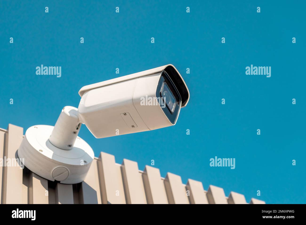Telecamera di sicurezza CCTV IP moderna montata a parete. Concetto di sicurezza per la casa e il luogo di lavoro Foto Stock
