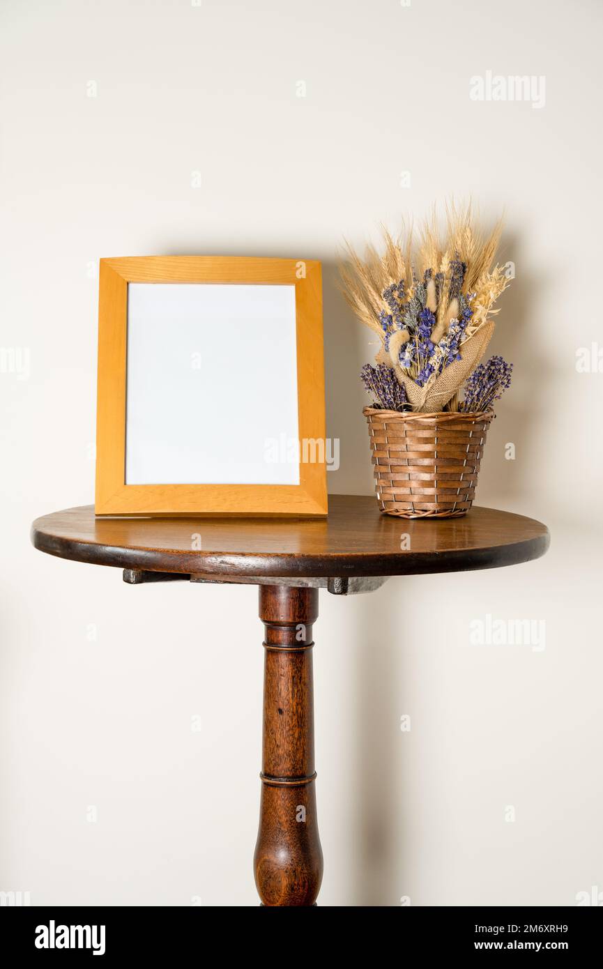 tavolo da piantana interno stile mockup lifestyle con cornice vuota e cesto di fiori secchi Foto Stock