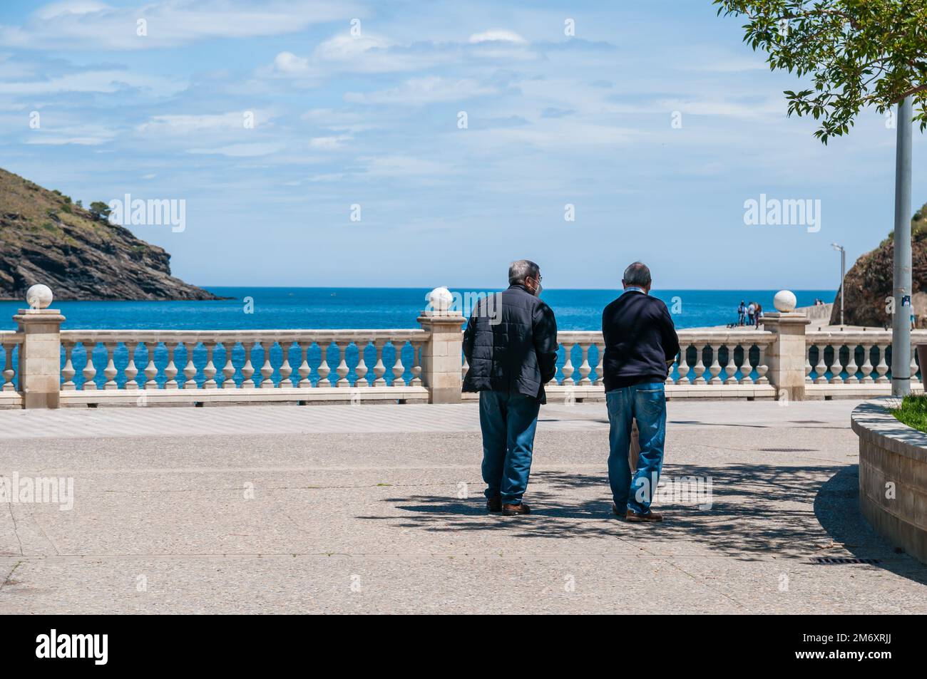 Due anziani a piedi sul lungomare, Portbou, Alt Empordà, Catalogna, Spagna Foto Stock