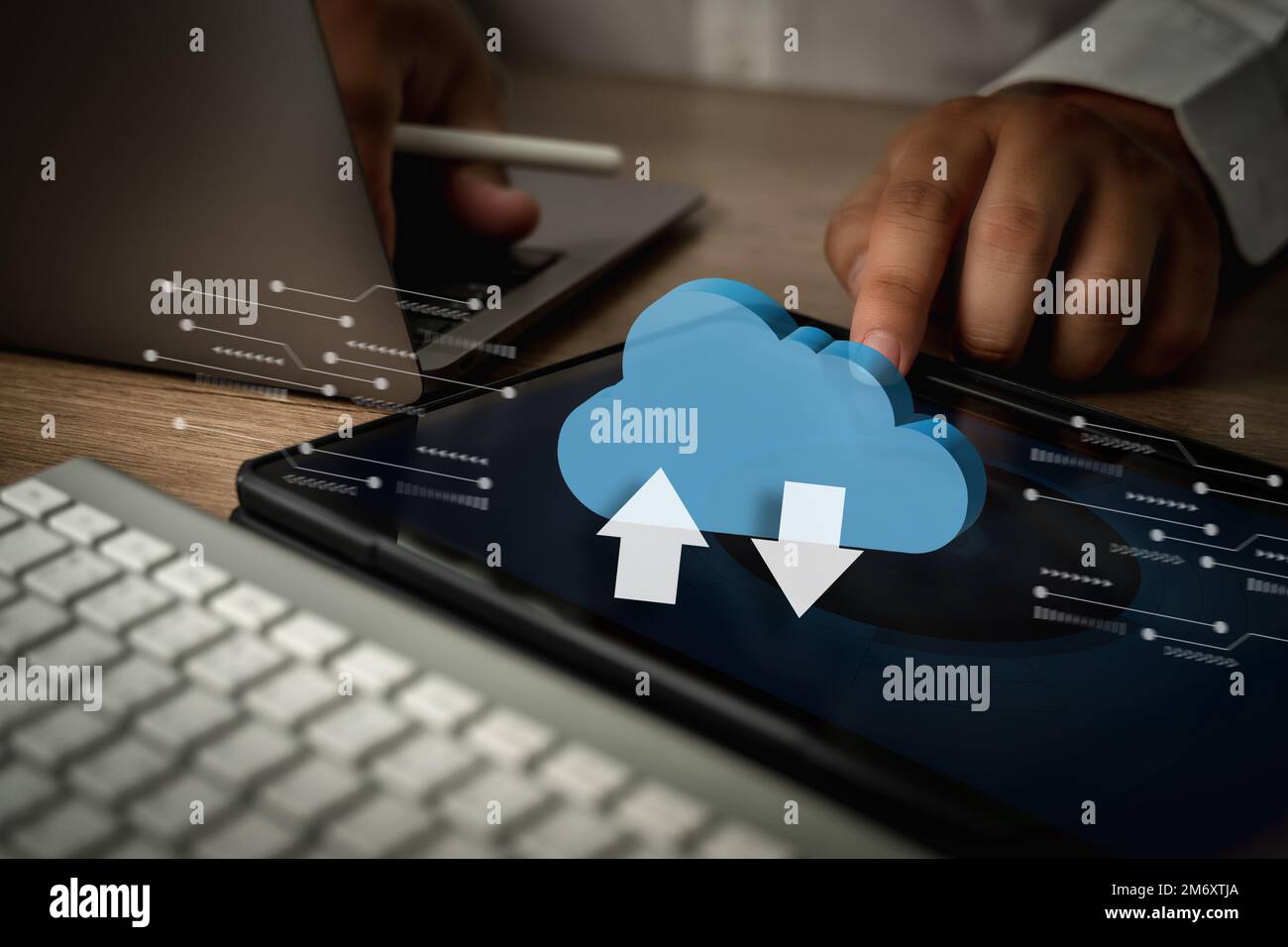 Cloud computing businessman connette i dispositivi alla tecnologia cloud networking cloud computer Foto Stock