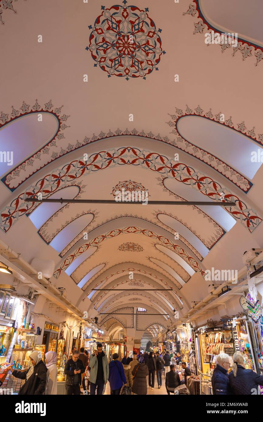 Soffitto del Grand Bazaar e turisti in vista verticale. Viaggio a Istanbul foto di sfondo. Istanbul Turkiye - 12.23.2022 Foto Stock