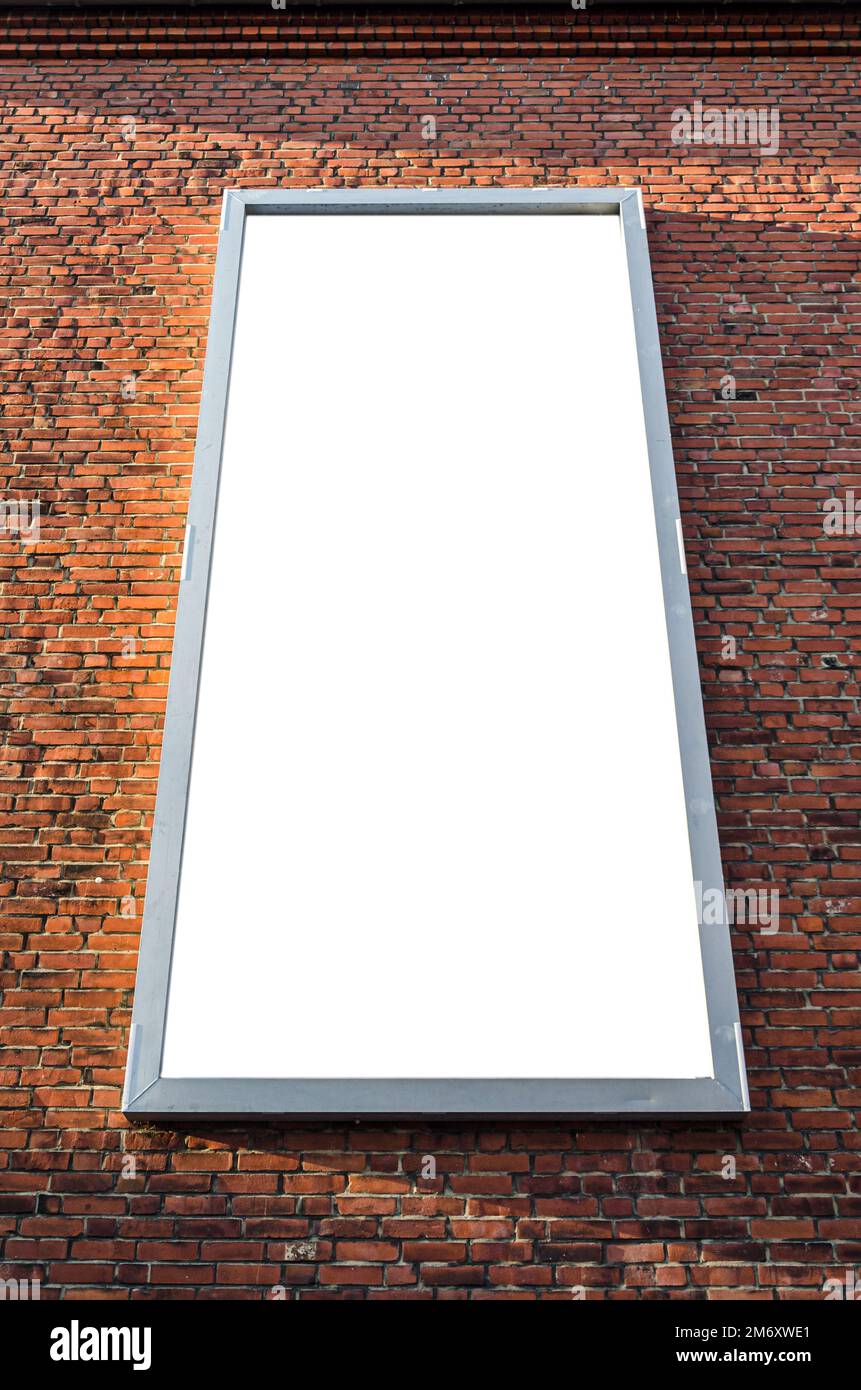 Cartelloni vuoti verticali su una parete in mattoni Foto Stock