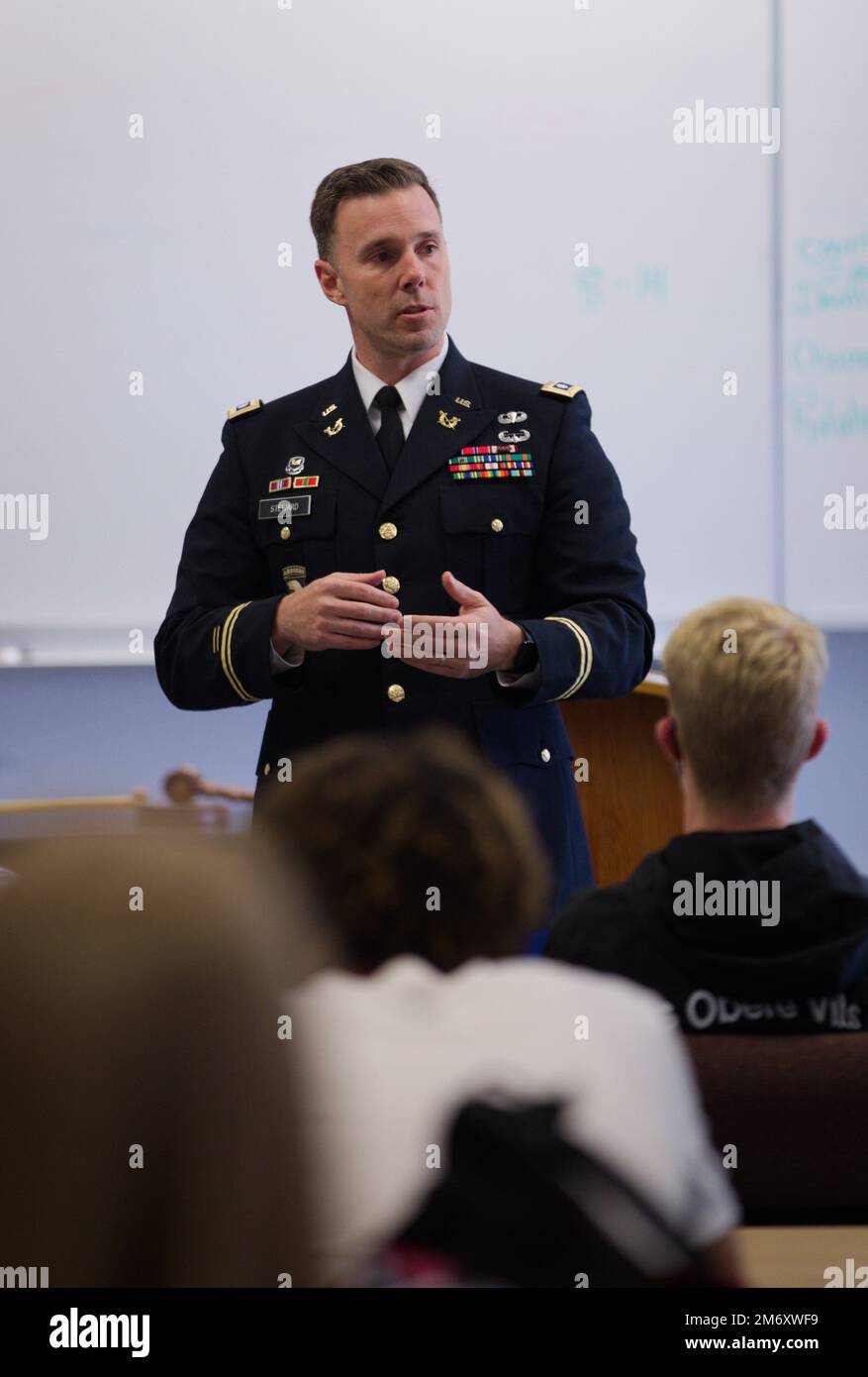 STATI UNITI Jeremy Steward, avvocato del giudice del 7th, parla con gli studenti della Vilseck High School circa i loro diritti costituzionali alla VHS, 9 maggio 2022. Il corpo dell’Avvocato generale dei giudici dell’ATC del 7th ha eseguito un processo fittizio per gli studenti per mostrare agli studenti esempi reali di legge militare eseguita. Foto Stock